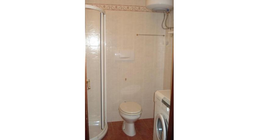 apartments MIRAMARE: C8/1-8 - bathroom with washing machine (example)