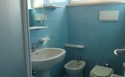 Ferienwohnungen MIRAMARE: C8/2-8 - Badezimmer mit Duschkabine (Beispiel)