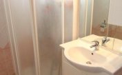 Ferienwohnungen MIRAMARE: C8/2-8 - Badezimmer mit Duschkabine (Beispiel)