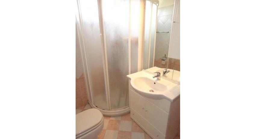 apartments MIRAMARE: C8/2-8 - bathroom with a shower enclosure (example)