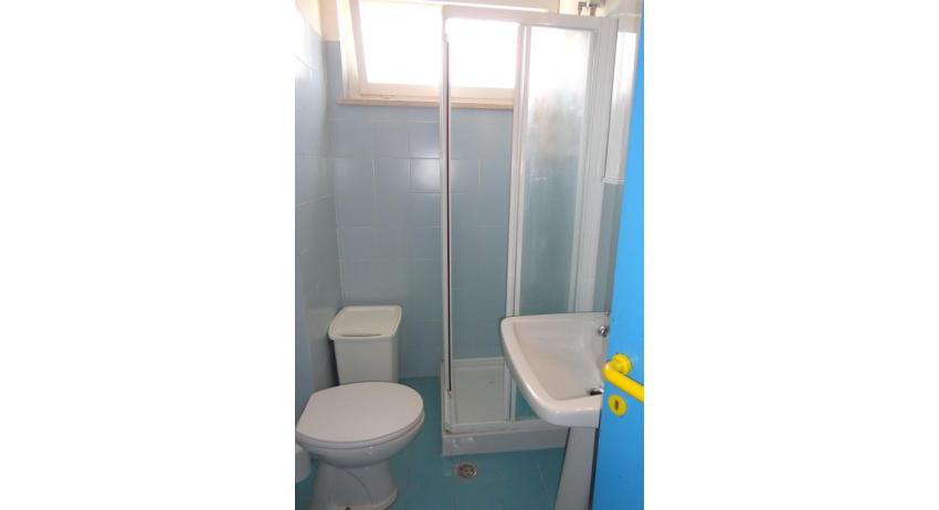 appartament MIRAMARE: C8/2-8 - salle de bain avec cabine de douche (exemple)