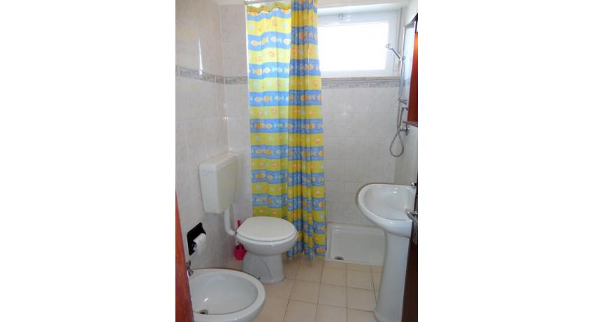 appartament MIRAMARE: C8/2-8 - salle de bain avec rideau de douche (exemple)