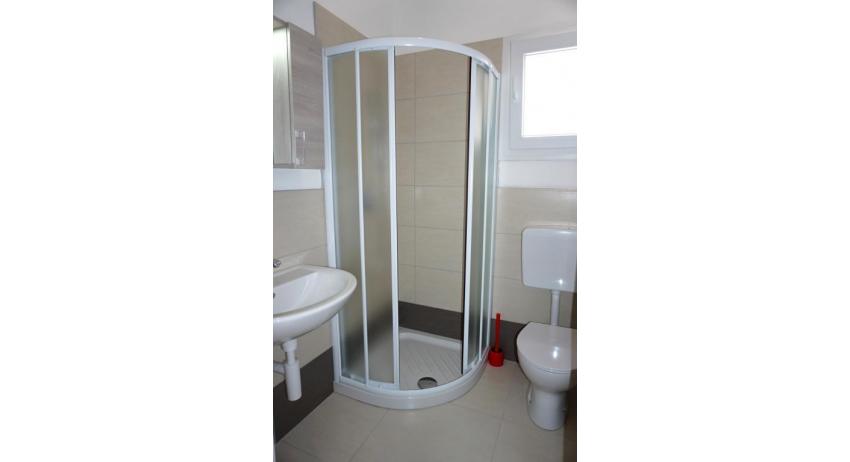 appartament LE PLEIADI: C6/1 - salle de bain avec cabine de douche (exemple)