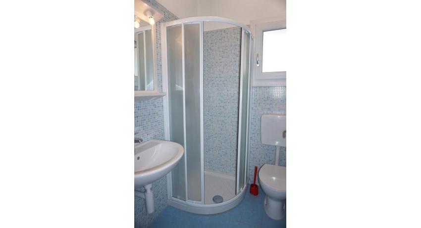 Ferienwohnungen LE PLEIADI: C6/1 - Badezimmer mit Duschkabine (Beispiel)