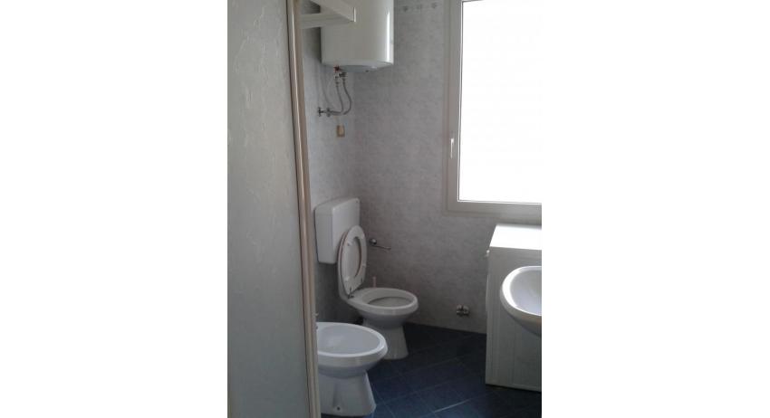 appartamenti LE SOLEIL: B5 - bagno con lavatrice (esempio)
